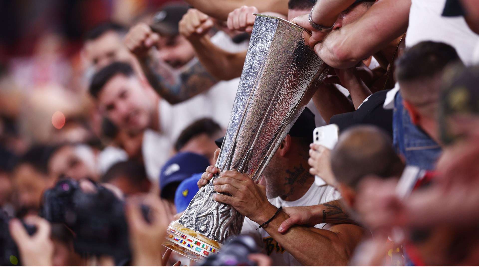 高高在上卻 高高在上卻